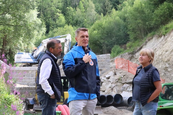 Ressortdirektor Ulrich Stofner (Bildmitte) im Gespräch mit dem Terentner Bürgermeister Reinhold Weger und dessen Stellvertreterin Reinhilde Peskoller bei der Baustelle am Terentner Bach. (Foto: LPA/Maja Clara)