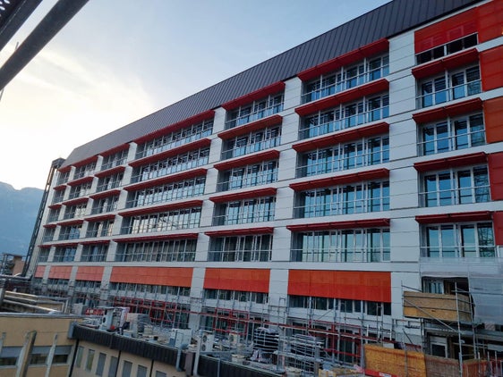 Der Westflügel des Krankenhauses Bozen, auch "roter Turm" genannt, wurde mit Hilfe von Geldern aus dem nationalen Aufbaufonds PNRR erdbebensicher umgebaut und modernisiert. (Foto: LPA)