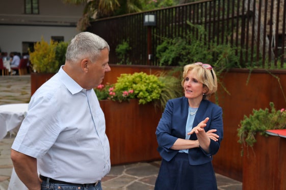 Wohnbaulandesrätin Waltraud Deeg im Gespräch mit Ditmar Joest, Vorsitzender des Fachausschuss für Planung und Technik im Verband der Südwestdeutschen Wohnungswirtschaft. (Foto: LPA/VdW/Renè Tumler)