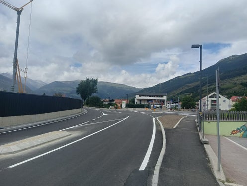 Minore velocità del traffico, aumentando la sicurezza per i pedoni, e una viabilità più consona sono garantiti in particolare dall’allargamento della strada principale (SS 40), che ha reso possibile la separazione delle corsie con isole spartitraffico. Nell’area dell’incrocio, lungo la corsia sud della SS40 è stato realizzato un muro antirumore a tutela delle abitazioni più prossime. (Foto: USP/Dipartimento Infrastrutture e Mobilità)