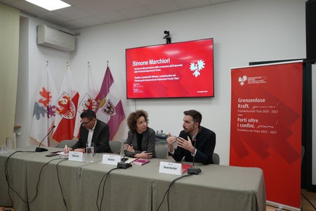 Euregio-Dienstag zum Thema „Autonomie und Partizipation“ in der Casa Moggioli mit Matthias Fink, Euregio-Generalsekretär (von links), Elisa Bertò, Euregio-Generalsekretariat, und Simone Marchiori, Landesrat für die Förderung der Kenntnis der Autonomie des Landes Trentino. (Foto: Euregio/Nicole Zambanini)