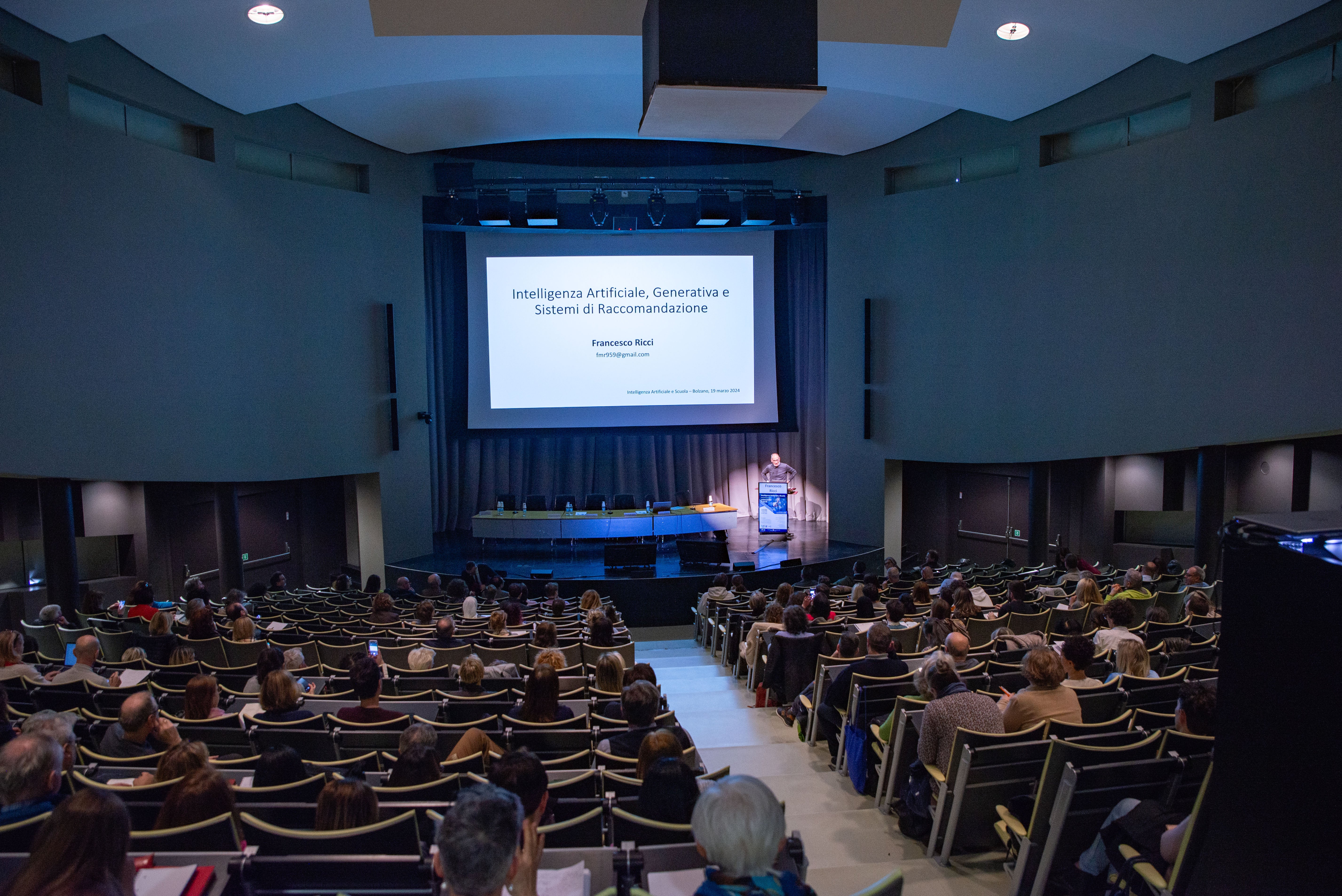Si è tenuto oggi (19 marzo) all'Eurac un convegno su “Intelligenza artificiale e scuola” organizzato dalla Direzione Istruzione e Formazione italiana in collaborazione con l’Università di Bolzano. Primo relatore il professor Francesco Ricci (Foto: ASP/Greta Stuefer)