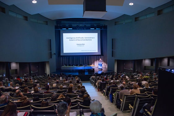 Si è tenuto oggi (19 marzo) all'Eurac un convegno su “Intelligenza artificiale e scuola” organizzato dalla Direzione Istruzione e Formazione italiana in collaborazione con l’Università di Bolzano. Primo relatore il professor Francesco Ricci (Foto: ASP/Greta Stuefer)