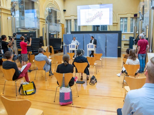 Nel cortile interno di Palazzo Widmann l'assessore provinciale Achammer e il direttore di Ripartizione Luther hanno presentato oggi il nuovo Rapporto sul mercato del lavoro. (Foto: ASP/Fabio Brucculeri)