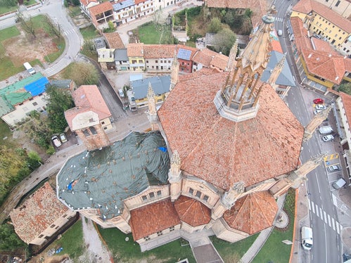Eine Fläche von rund 400.000 Quadratmetern Dachfläche war durch tennisballgroße Hagelkörner zerschlagen worden. (Luftaufnahme Mortegliano: LPA/Berufsfeuerwehr Bozen)