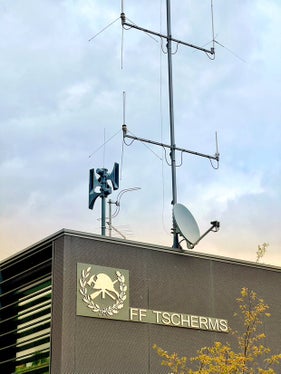 570 Sirenen in neun Feuerwehrbezirken (im Bild jene von Tscherms) sind am internationalen Tag der Katastrophenvorbeugung, dem 13. Oktober, eine Minute lang landesweit mit einem auf- und abschwellenden Heulton beim Zivilschutz-Probealarm zu hören. (Foto: Landesfeuerwehrverband/Diddi Osele)