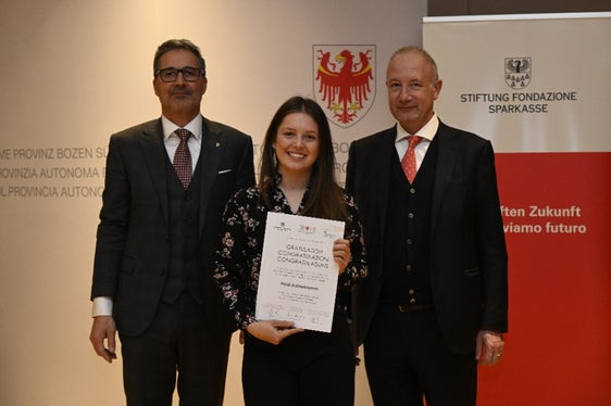 Nel suo discorso, il presidente Kompatscher ha sottolineato: Un diploma di maturità con il massimo dei voti non richiede solo talento, ma soprattutto impegno, perseveranza e amore per l'apprendimento. Nella foto Kompatscher con Heidi Aufderklamm e il Presidente della Fondazione Stefan Pan. (Foto: Hannes Ochsenreiter)