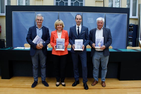 Die ASTAT-Studie entstand in Zusammenarbeit zwischen der Abteilung Wohnungsbau und dem Landesinstitut für Statistik: (v.l.) Stefan Walder (Wohnbauabteilung), Landesrätin Waltraud Deeg, ASTAT-Direktor Timon Gärtner und Studienautor Pierguido (Peter) Morello. (Foto: LPA/Greta Stuefer)