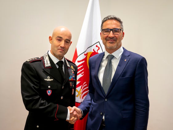 Oberst Raffaele Rivola hat heute (14. Oktober) dem Landeshauptmann Arno Kompatscher, im Landhaus 1 einen Abschiedsbesuch abgestattet. Er wechselt nach Rom. (Foto: LPA/Fabio Brucculeri)