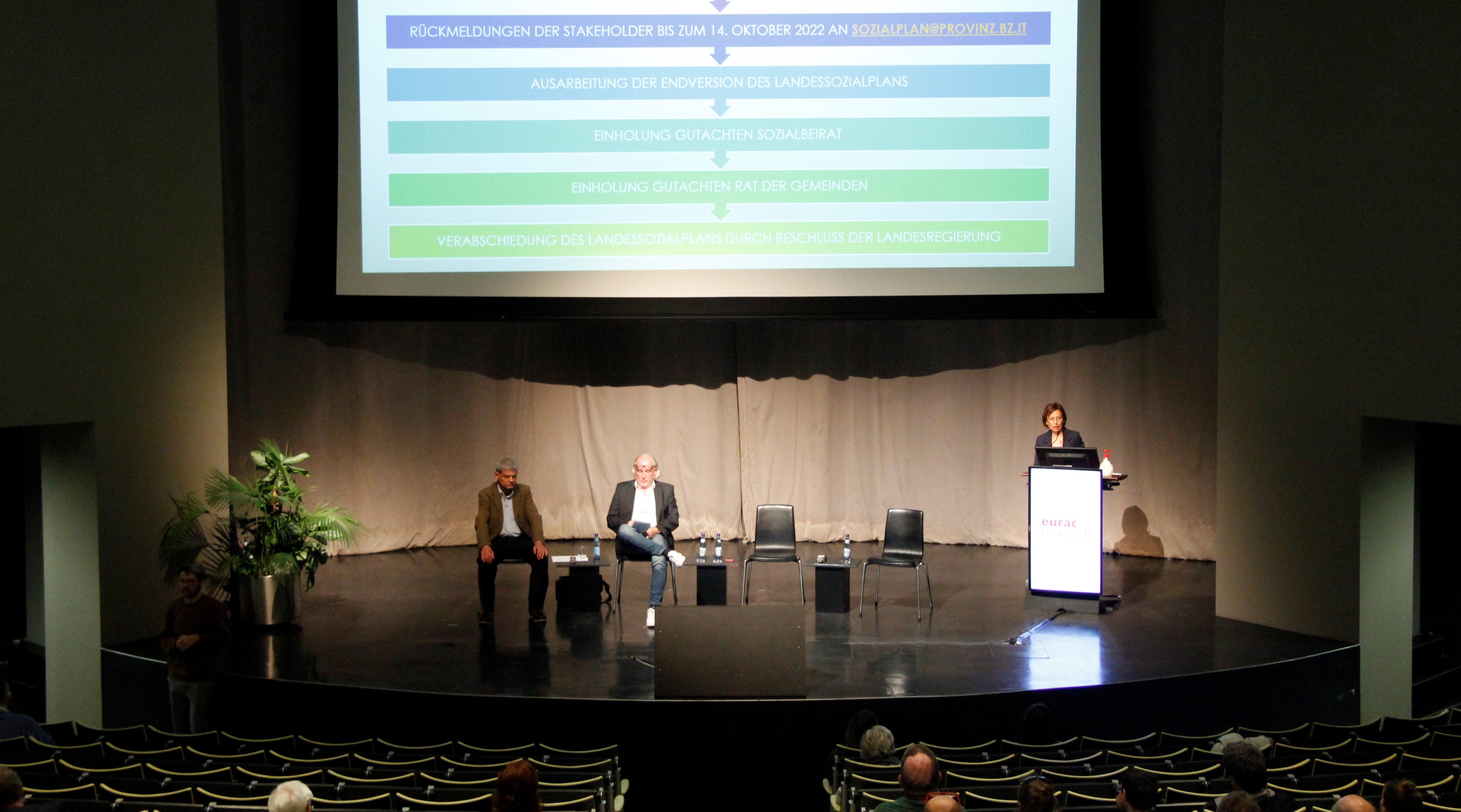 Il Piano sociale provinciale determina quali sviluppi del sistema sociale altoatesino sono previsti sino al 2030. Una prima stesura del Piano è stata presentata oggi a Bolzano (Foto: ASP/Hannes Wisthaler)