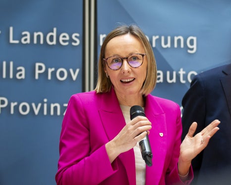 Wir haben für die Straßenwärter und Straßenwärterinnen die Zulagen erhöht, die Nutzung der Essensgutscheine erleichtert, das Berufsbild vereinheitlicht und die Anforderungen angepasst, um motivierten Bewerberinnen und Bewerbern den Einstieg zu erleichtern, sagt Personallandesrätin Magdalena Amhof. (Foto: LPA/Fabio Brucculeri)