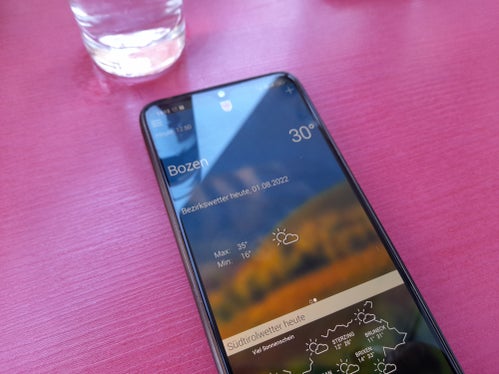 Bis zu 35 Grad (im Bild ein Blick auf die App Wetter Südtirol des Landeswetterdienstes heute mittags) werden für heute im Großraum Bozen erwartet, in den kommenden Tagen werden es noch mehr. Das Landeswarnzentrum informiert täglich über Wetterphänomene und Naturereignisse mit dem Warnlagebericht und bewertet ihr Gefahrenpotential. (Foto: LPA/Maja Clara)