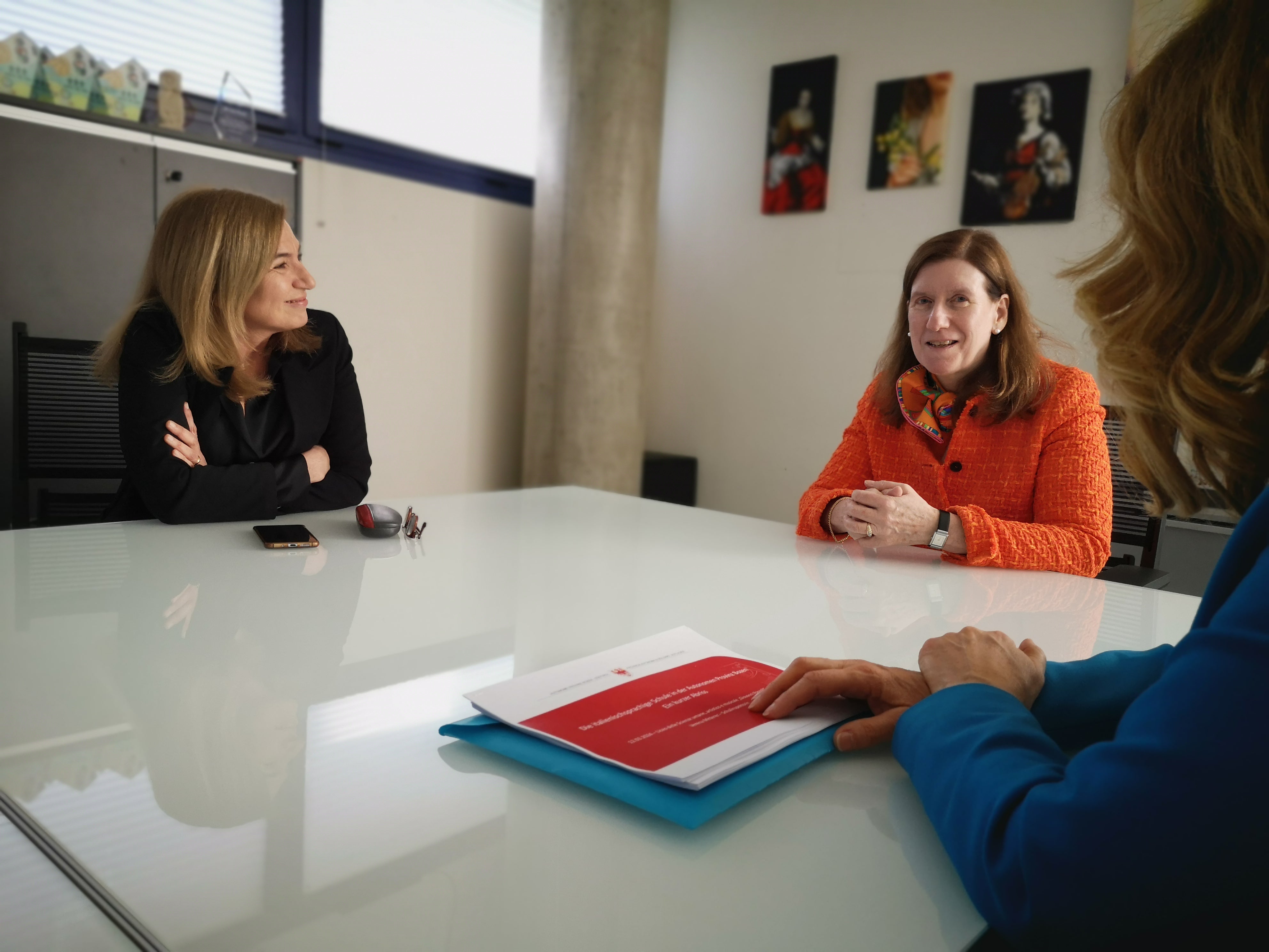 Susanne Welter (al centro), console generale di Germania a Milano, ha visitato ieri (12 marzo) la sezione internazionale tedesca del liceo Pascoli di Bolzano. Nella foto (da sinistra) con la dirigente Laura Cocciardi e l'ispettrice Verena Mitterer (Foto: ASP/Luca Ciprari) 