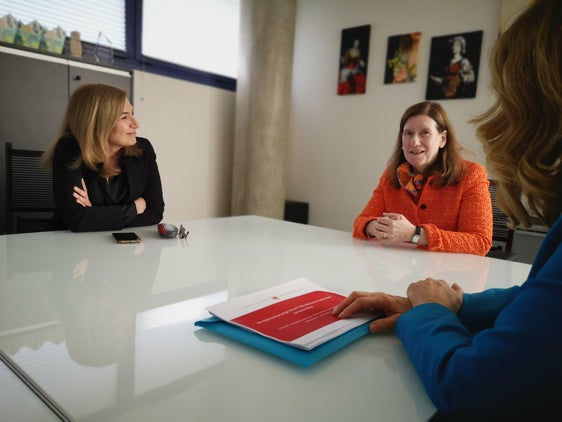 Susanne Welter (al centro), console generale di Germania a Milano, ha visitato ieri (12 marzo) la sezione internazionale tedesca del liceo Pascoli di Bolzano. Nella foto (da sinistra) con la dirigente Laura Cocciardi e l'ispettrice Verena Mitterer (Foto: ASP/Luca Ciprari) 