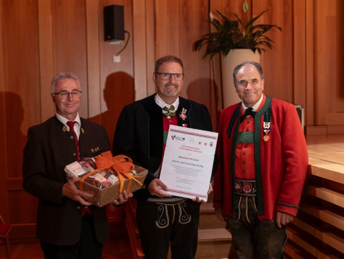 Premiato per aver diretto per sei volte l'Orchestra giovanile di fiati dell'Euregio: Meinhard Windisch (al centro) con Elmar Juen, presidente dell'Associazione tirolese di musica per fiati (a sinistra) e Pepi Ploner, presidente dell'Associazione bande musicali dell'Alto Adige (a destra). (Foto: ASP/Tiberio Sorvillo)