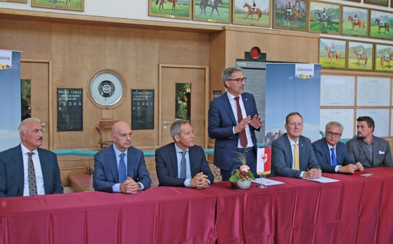 Der Präsident der Betreibergesellschaft Merano Galoppo, Giovanni Martone, Gemeindereferent Nerio Zaccaria, Bürgermeister Dario Dal Medico, Landeshauptmann Arno Kompatscher, Landesrat Massimo Bessone, der Generalsekretär des Landes, Eros Magnago, und Ratsvorsitzender Christoph Mitterhofer. (Foto: Gemeinde Meran/Stefano Bolognesi)