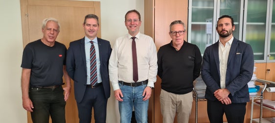 Simone De Giacinto (2. von links) ist der neue Direktor des Grundbuchinspektorats. Gemeinsam mit Paolo Russo (1. v. l.) und Alfred Vedovelli (2. v. r.) stattete er Landesrat Bessone (Bildmitte) einen Antrittsbesuch ab. Ebenso im Bild Ressortdirektor Davide Gemellaro (ganz rechts). (Foto: LPA). 