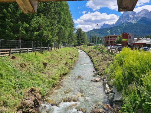 Vor Beginn der Arbeiten der Wildbachverbauung wurde das Ufergehölz entlang des Mittellaufs des Sextnerbachs abgeholzt. (Foto: LPA/Landesamt für Wildbach- und Lawinenverbauung Ost in der Agentur für Bevölkerungsschutz)