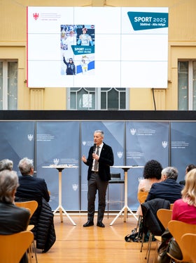 Diese Erfolge sind das Ergebnis von guter Vereinsarbeit, Talentförderung und engagierten Familien. Der Breitensport bildet die Grundlage, aus der Spitzensportlerinnen und Spitzensportler hervorgehen und als Vorbilder für junge Menschen wirken, betonte Brunner. (Foto: LPA/Fabio Brucculeri)