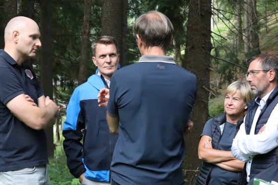 Lokalaugenschein: (von links) Michael Baumgartner, Ressortdirektor Ulrich Stofner, Vizebürgermeisterin Reinhilde Peskoller, Bürgermeister Reinhold Weger im Gespräch mit dem Direktor der Agentur für Bevölkerungsschutz Klaus Unterweger bei der sanierten Erosionsfläche am Gruipbach in Terenten. (Foto: LPA/Maja Clara)