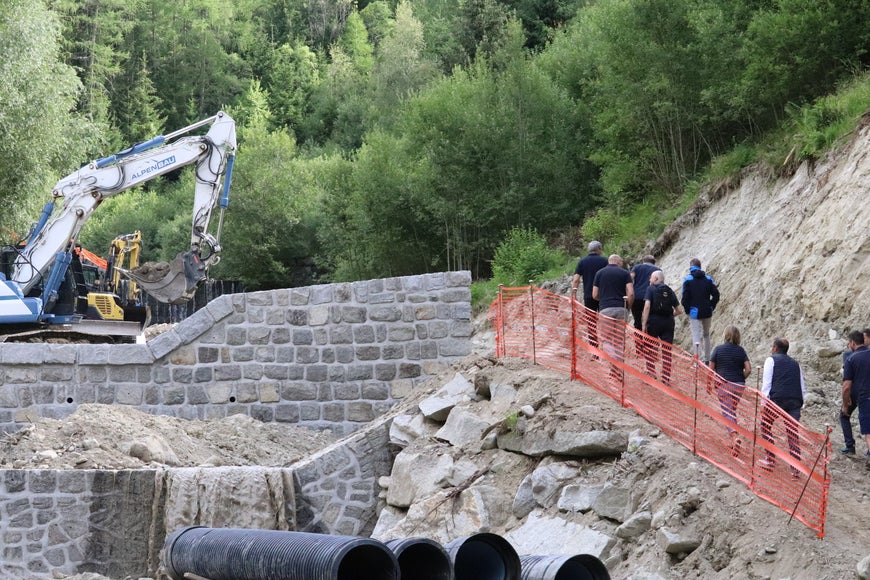 Baustellenbesichtigung bei den Sperren im Terentner Bach (Foto: LPA/Maja Clara)