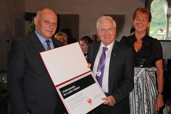 Helmuth Kritzinger (Mitte) hat am 5. September 2011 den Verdienstorden des Landes Südtirol erhalten. Im Bild mit dem damaligen Landeshauptmann Luis Durnwalder und Landesrätin Sabina Kasslatter Mur (Foto: LPA)