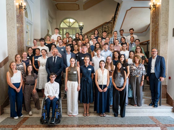 Mercoledì 5 agosto, 55 tirocinanti dell'Aministrazione provinciale si sono incontrati a Palazzo Widmann, a Bolzano, per uno scambio di esperienze. Nella foto, assieme a loro, i vertici della Provincia autonoma di Bolzano e degli Uffici competenti, le referenti per i tirocinanti estivi e due ex tirocinanti ora assunte in pianta stabile nell'Amministrazione provinciale. (Foto: USP/Fabio Brucculeri)