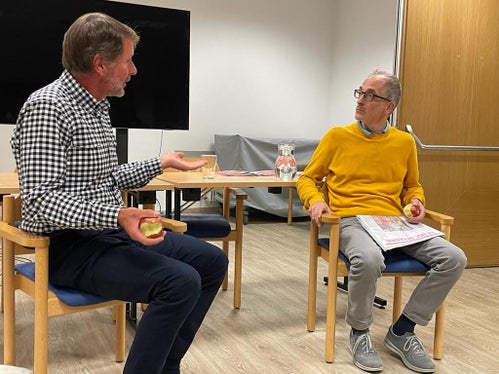 Gli attori Emanuel Demetz e Simon Kostner hanno offerto un divertente intermezzo dedicato alla scuola ladina. (Foto: ASP)