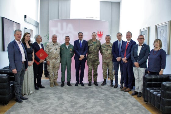 Da sinistra il sindaco di Appiano Wilfried Trettl, la vicesegretaria generale della Provincia autonoma di Bolzano Marion Markart, il segretario generale Eros Magnago, il direttore della Direzione dei lavori e del Demanio del Ministero della Difesa,  Giancarlo Gambardella, il comandante della 1a Regione Aerea Francesco Vestito, il presidente della Provincia autonoma di Bolzano Arno Kompatscher, il comandante delle Truppe Alpine Ignazio Gamba, il capo ufficio Accordi di Programma Pasqualino Iannotti, e il direttore regionale dell’Agenzia del Demanio, Sebastiano Caizza, l'assessore provinciale Massimo Bessone, il sindaco di Laives Christian Bianchi e la sindaca di Caldaro Gertrud Benin Bernard. (Foto: ASP/Greta Stuefer)