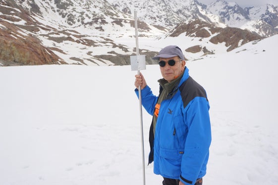 Gianluigi Franchi vom Italienischen Glaziologischen Komitee auf dem Übeltalferner, wo die Schneemasse am 14. Mai nur 90 Zentimeter betrug. (Foto: LPA/Landesamt für Hydrologie und Stauanlagen/Roberto Dinale)