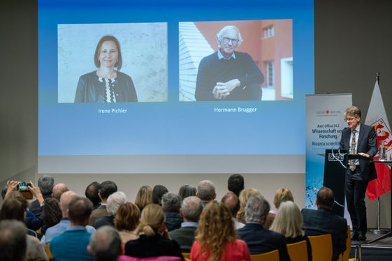 L'intervento del direttore Manuel Gatto, alla consegna odierna dei Premi scientifici dell'Alto Adige a Irene Pichler e Hermann Brugger (Foto: USP/Daniel von Johnston)