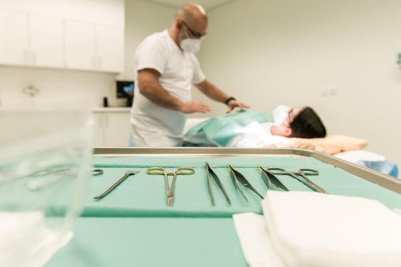 Wer seine Facharztausbildung im Ausland absolvieren möchten, kann sich ab sofort für die vom Land Südtirol finanzierten Ausbildungsplätze bewerben. Angeboten werden Spezialisierungen in Bereichen wie Anästhesie, Chirurgie, Radiologie, Innerer Medizin, Augenheilkunde, Pädiatrie, Psychiatrie, Urologie und Gynäkologie. (Foto: LPA/Claudia Corrent)