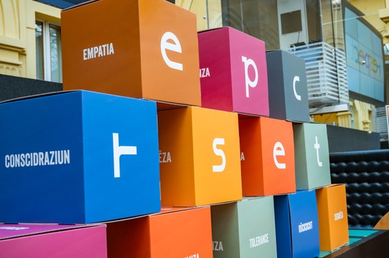 “Rispetto” a caratteri cubitali: questo è ciò che la Giunta provinciale punta ad ottenere con la sua nuova campagna di comunicazione, che è stata presentata oggi a Palazzo Widmann. (Foto: USP/Greta Stuefer)