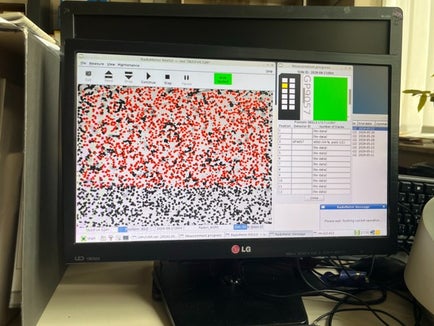 Analisi tramite microscopio ottico di un dosimetro che ha analizzato un locale ad alta concentrazione di radon. (Forto: USP: Laboratorio Analisi aria e radioprotezione) 