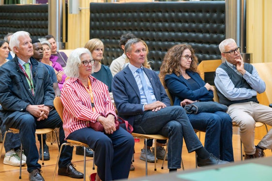 Waren bei der feierlichen Diplomübergabe dabei (v.l.): Markus Perwanger, Ada Bianchini, Landesrat Luis Walcher, Elisa Montali und Martin Laimer (Mitglied der Prüfungskommission). (Foto: LPA/Greta Stuefer) 