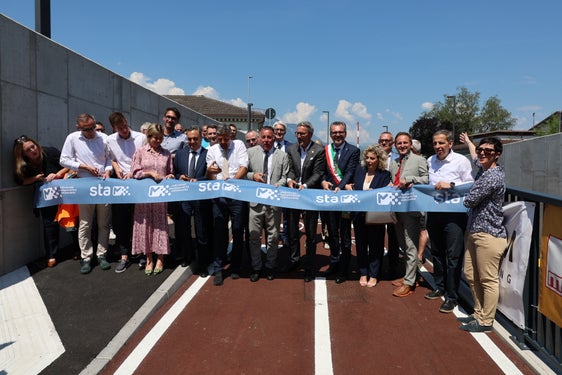 Die neue Unterführung in St. Jakob verbindet Leifers und Bozen direkt mit dem Flughafen und der Industriezone. Radfahrende, Fußgängerinnen und Fußgänger sowie Bussen können in der Unterführung sicher unterwegs sein. Zudem gilt die Unterführung als wichtiger Knotenpunkt für nachhaltige Mobilität. Im Bild der Banddurchschnitt bei der Eröffnung der Infrastruktur. (Foto: LPA/Ingo Dejaco)