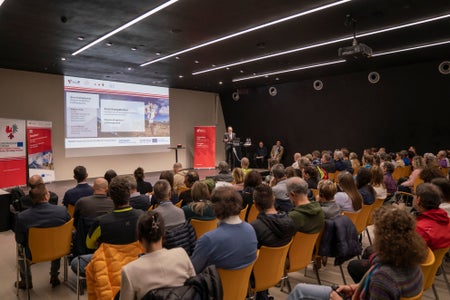 Il presidente della Provincia Arno Kompatscher nella sala del NOI Techpark davanti a esperti provenienti da tutti i territori dell'Euregio: “Con i prodotti Digiway, l'escursionismo oltre i confini nazionali diventa più sicuro”. (Foto: USP/Daniel von Johnston)