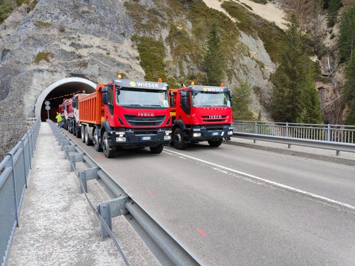 Test zur Tragfähigkeit: Die Brücken auf Südtirols Straßen werden regelmäßig einer Belastungsprobe mit Schwerfahrzeugen unterzogen. (LPA/Brückendienst in der Landesabteilung Tiefbau)