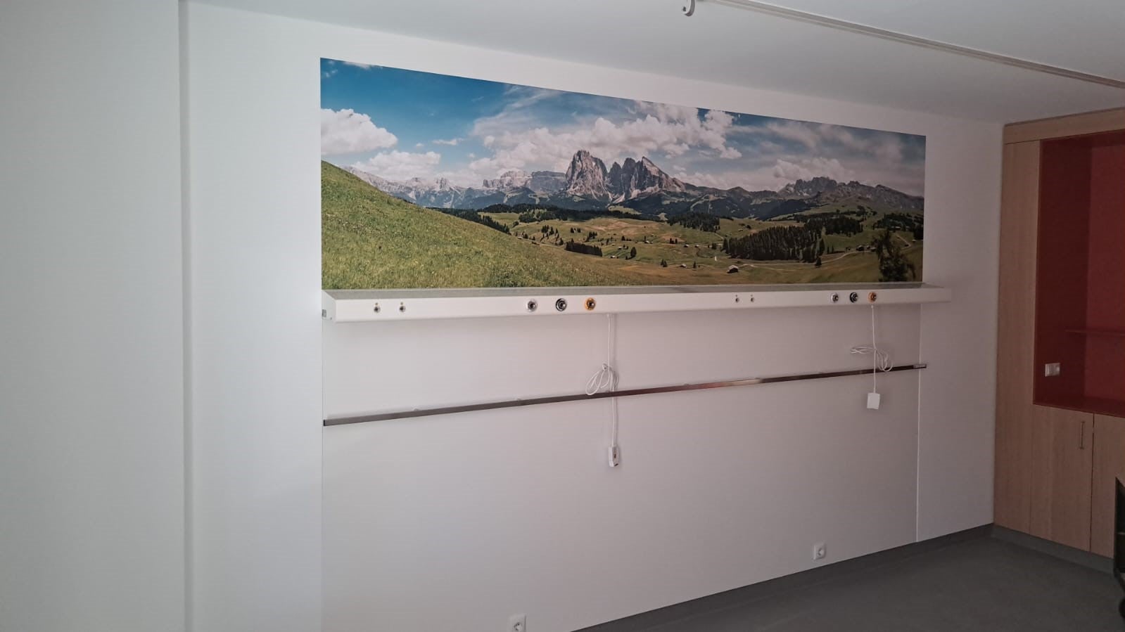 Dopo la ristrutturazione (nella foto: una stanza durante i lavori), nell'edificio storico dell'Ospedale di Bolzano le moderne camere a due letti con bagno indipendente sostituiscono le precedenti camere a quattro letti con bagno in comune. (Foto: Ufficio Governo sanitario)