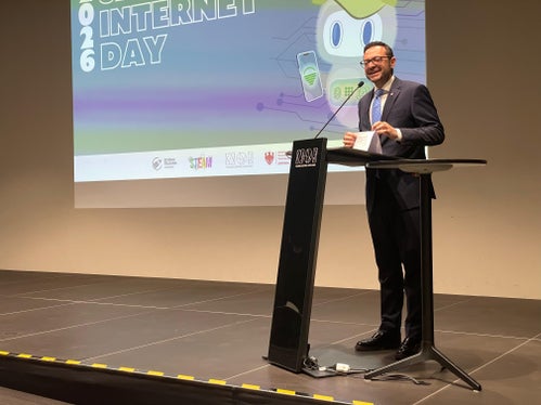 Il vicepresidente Marco Galateo durante il suo intervento al Safer Internet Day: Questo percorso ha permesso negli ultimi sei anni a oltre 3300 giovani di sviluppare competenze utili per orientarsi in modo critico e consapevole nel mondo digitale. (Foto: USP) 