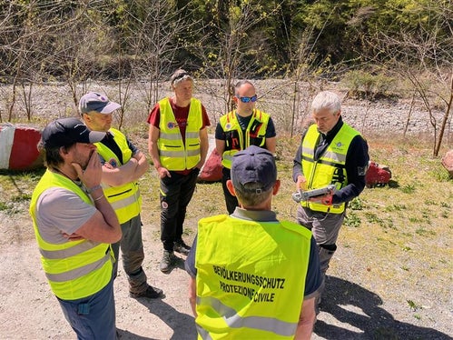 Dal 2021 è in vigore una nuova normativa europea sui droni che unifica le leggi per i veicoli aerei senza equipaggio. Nella foto, un tecnico dell'Agenzia per la Protezione civile durante la formazione per il pilotaggio di droni.
(Foto: USP/Centro funzionale provinciale)