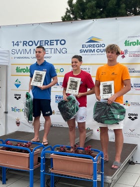 Bei der Prämierung des Bewerbes Best of five - Kategorie allgemeine Klasse (v.l.): Christian Serra (2001 Team Rovereto, 1. Platz Männer), Samantha Ortler (Sportclub Meran, 3. Platz Frauen), Tommaso Bortoli (Schwimmclub Brixen, 3. Platz Männer). (Foto: Euregio)
