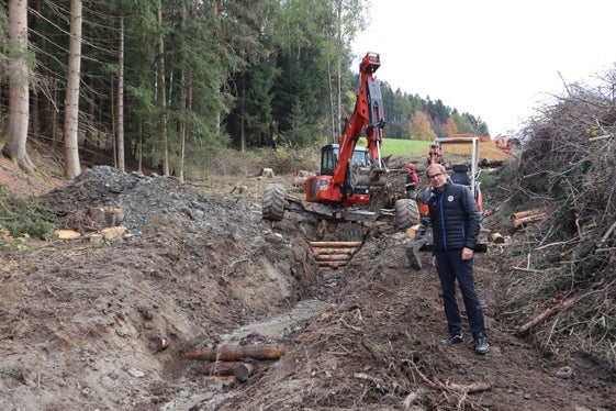 Im Oberlauf des Albionserbaches werden derzeit Holzsperren errichtet. Im Bild: Direktor der Agentur für Bevölkerunsgschutz Klaus Unterweger bei der Baustellenbesichtigung am 26. Oktober (Foto: LPA/Noemi Prinoth)