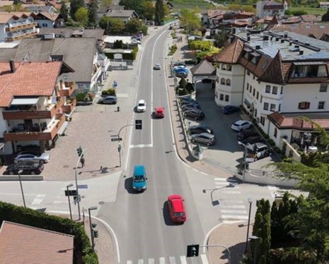 Das Foto zeigt das Ortszentrum von Rabland, das derzeit vom Verkehr geprägt ist. (Foto: LPA/Amt für Infrastrukturen)