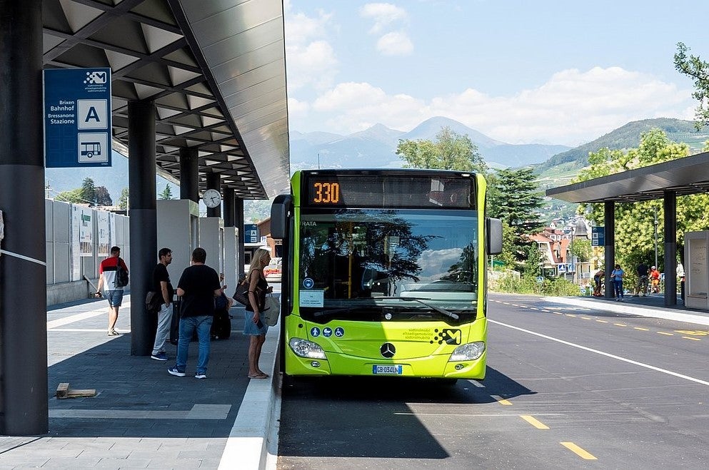 Unter anderem stehen die Bahnhöfe im Fokus des Investitionsprogramms der STA. (Im Bild: Mobilitätszentrums Brixen. Foto: Südtirolmobil/Manuela Tessaro)