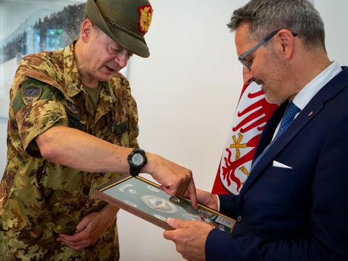 Generalkorpsgeneral Ignazio Gamba erklärt Landeshauptmann Arno Kompatscher die unterschiedlichen Wappen der Fallschirmeinheiten der Alpini (Foto: LPA/ Fabio Brucculeri)
