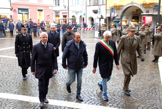 Gefallenenehrung in Bozen am Allerseelentag: (v.l.) Regierungskommissär Cusumano, Landesrat Vettorato, Bürgermeister Caramaschi und Alpini-Kommandant Gamba am Eingang des Rathauses (Foto: Pressestelle der Gemeinde Bozen/Michele Pasqualotto)