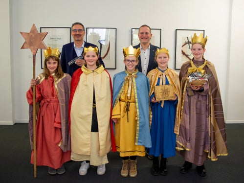 Landeshauptmann&nbsp;Arno Kompatscher&nbsp;hat heute (2 Jänner) am frühen Nachmittag&nbsp;gmeinsam mit Landesrat Massimo Bessone eine fünfköpfige Sternsingerinnengruppe aus St. Martin und Saltaus in Passeier im Landhaus 1 in Bozen empfangen. (Foto: LPA/Fabio Brucculeri)