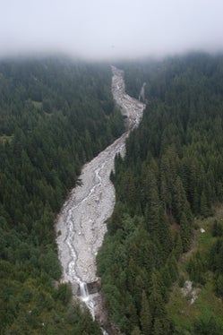 Un probabile blocco del rio della Gola (Klammbach) ha causato a una portata eccezionalmente elevata. La foto è stata scattata durante il volo di ricognizione il giorno dopo la pioggia battente. (Foto: ASP/Agenzia per la Protezione Civile)