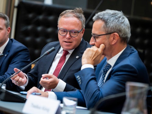 Il ministro presidente della Turingia Mario Voigt (a sinistra), rivolgendosi al presidente della Provincia Arno Kompatscher, ha rimarcato l'importanza di collaborare e scambiarsi idee virtuose tra i diversi territori europei. (Foto: USP/Fabio Brucculeri)